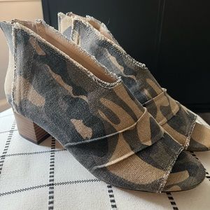Camouflage peep toes